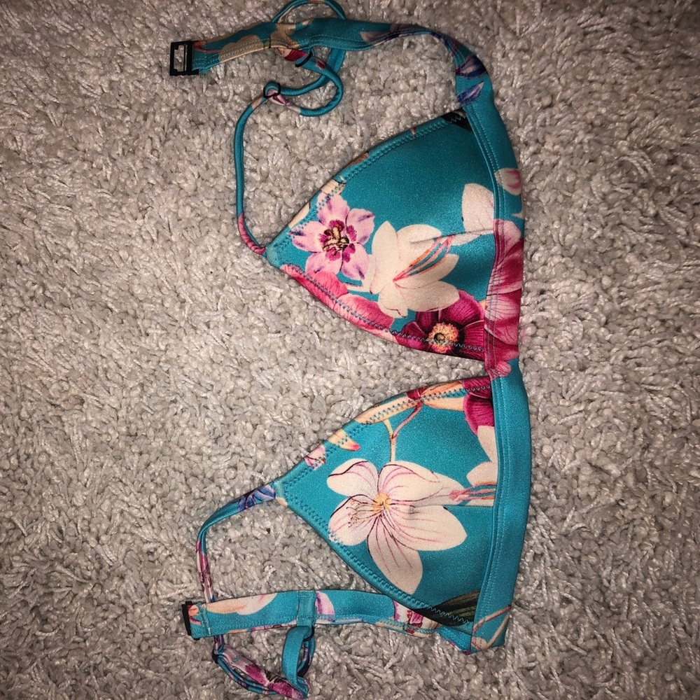 Brand new triangl bikini top